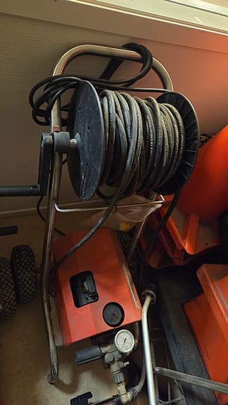 Högtryckstvätt på vagn med slangvinda