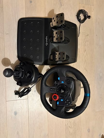 Logitech G29 ratt med pedaler och växelspak.