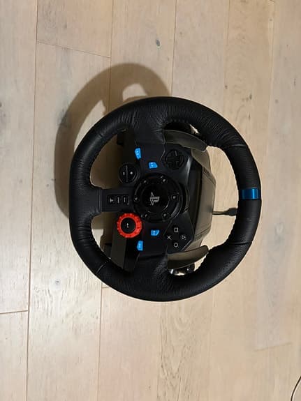 Logitech G29 ratt med pedaler och växelspak.