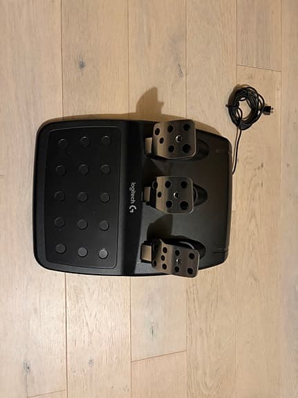 Logitech G29 ratt med pedaler och växelspak.