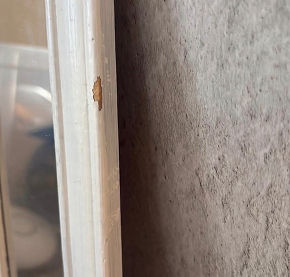 Søstrene Grene spegel med vit ram och ljushållare