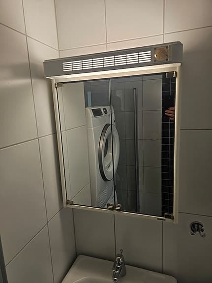 Badrumspaket spegelskåp tvättställ och toalettstol vit