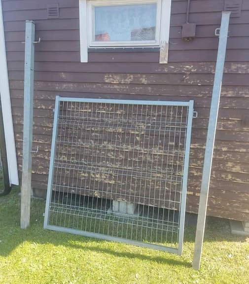 Grind med stolpar och några extra galler