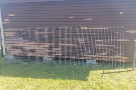 Grind med stolpar och några extra galler