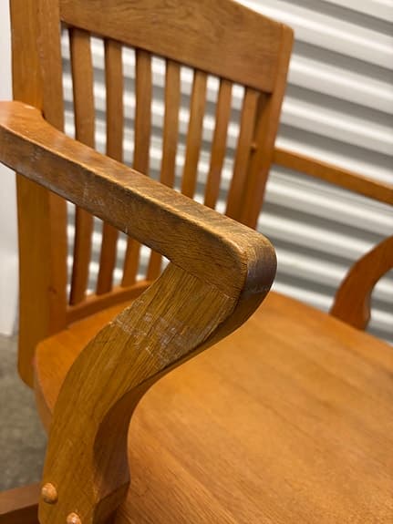 Klassisk skrivbordsstol i massivt trä med tidlös karaktär