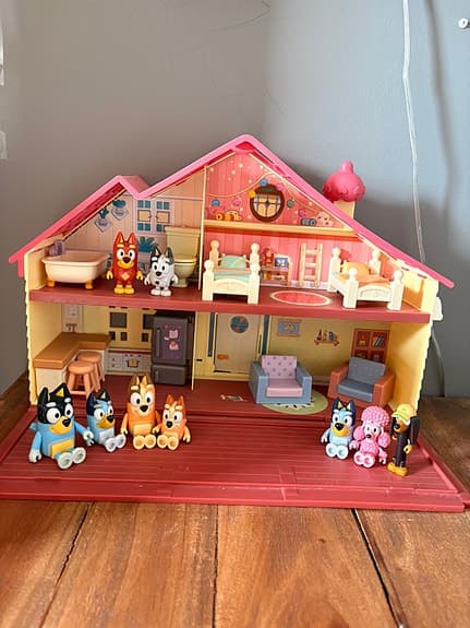 Bluey-hus med möbler och figurer – superfint skick!
