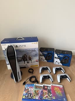 Sony Playstation 5 spelkonsol vit med handkontroller och hörlurar