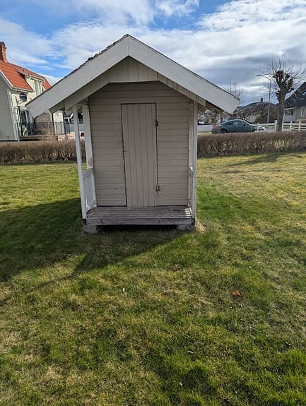 Lekstuga trä beige med veranda