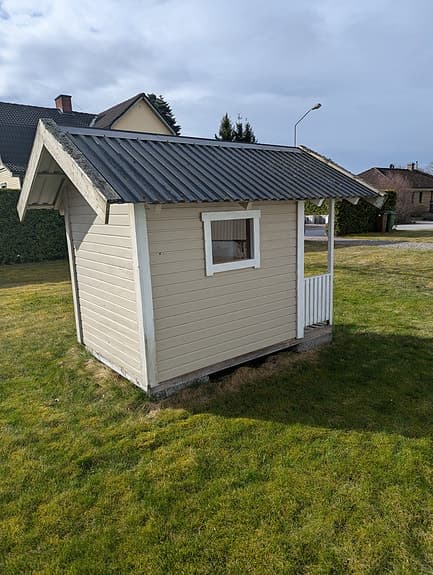 Lekstuga trä beige med veranda