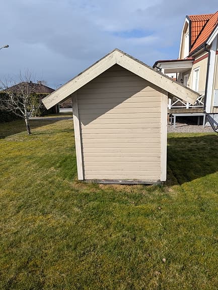 Lekstuga trä beige med veranda