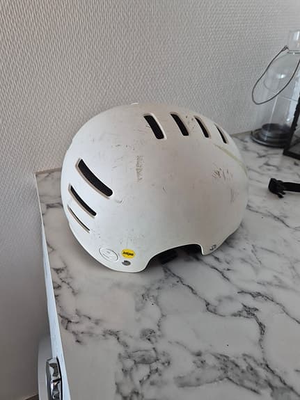 Cykelhjälm med Mips, vit, storlek 55-59 cm.