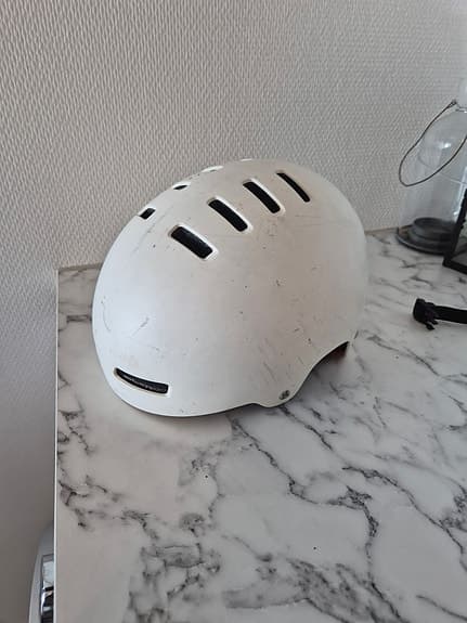 Cykelhjälm med Mips, vit, storlek 55-59 cm.