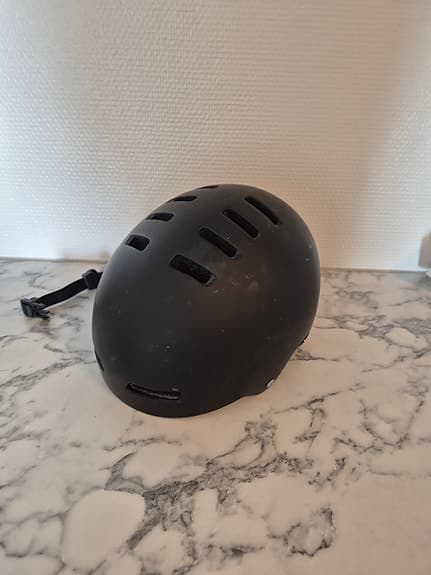 Cykelhjälm med Mips, svart, storlek 52-56 cm.