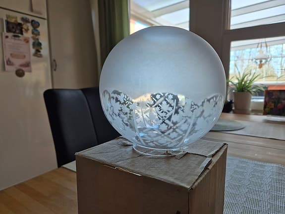 Mönstrad glasglob till fotogenlampa.