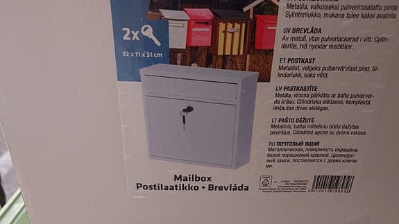 Tarmo vit brevlåda med nyckel