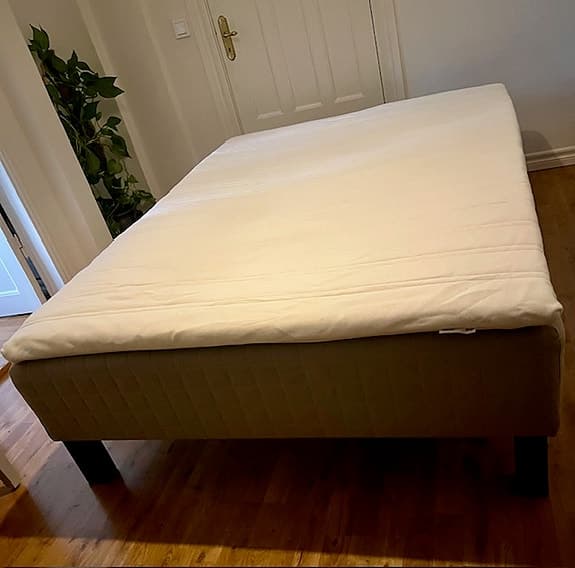 Fin beige säng 140 cm Ikea