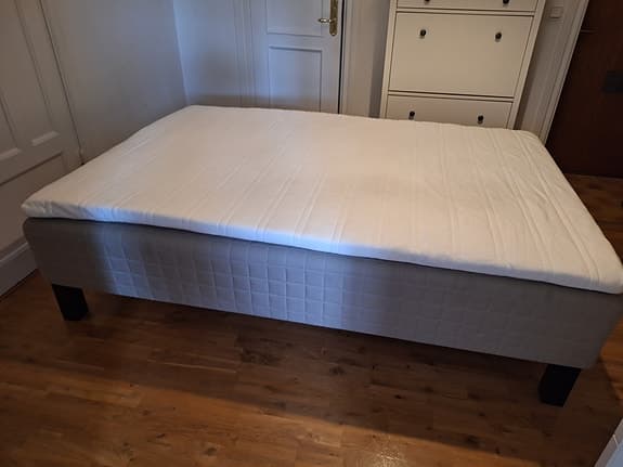 Fin beige säng 140 cm Ikea