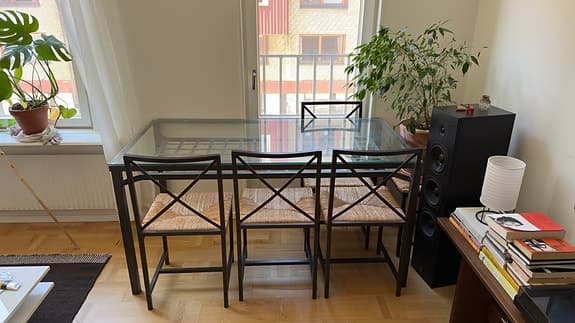 Matbord med glas + 6 stolar (metall & jute)
