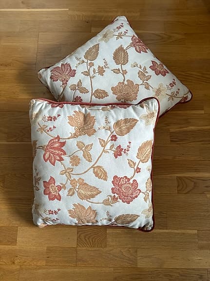2 prydnadskuddar blommigt mönster.