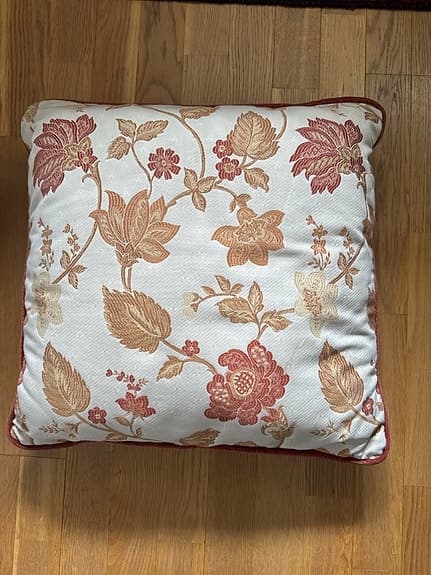 2 prydnadskuddar blommigt mönster.
