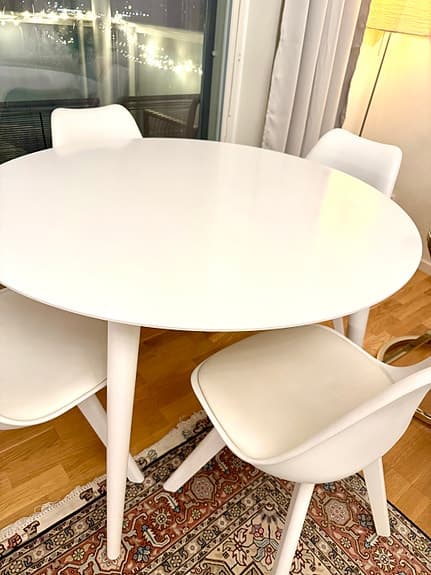 Vitt matbord med stolar för 4 personer
