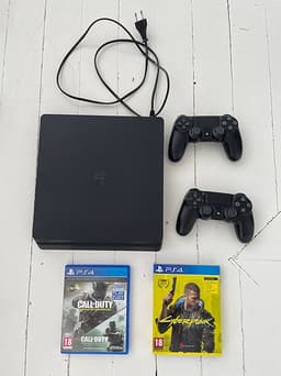 Sony Playstation 4 spelkonsol svart med två handkontroller och två spel