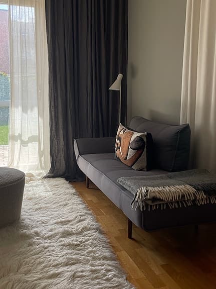 Innovation-Zeal sofa bed mörkgrå med ben i valnöt