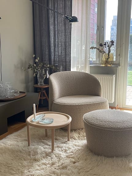 Fåtölj från Friends&Founders, sittpuff från Audo copenhagen i Dedar karakorum