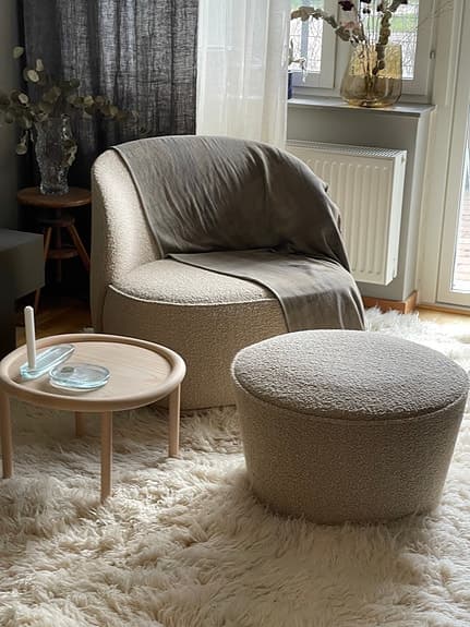 Fåtölj från Friends&Founders, sittpuff från Audo copenhagen i Dedar karakorum