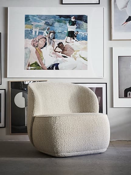 Fåtölj från Friends&Founders, sittpuff från Audo copenhagen i Dedar karakorum