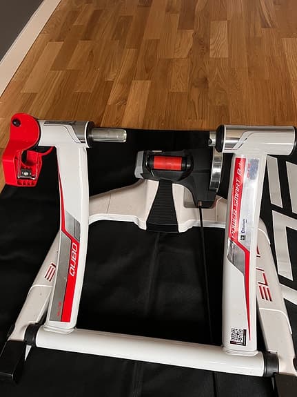 Elite Qubo Power Smart B+ cykeltrainer med matta