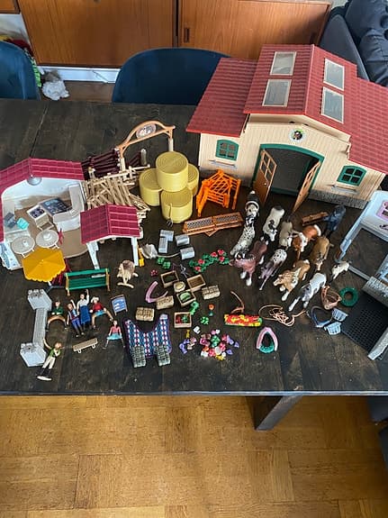 Schleich hästgård + café lekset med stall, hästar och tillbehör