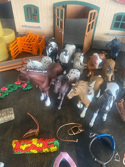 Schleich hästgård + café lekset med stall, hästar och tillbehör