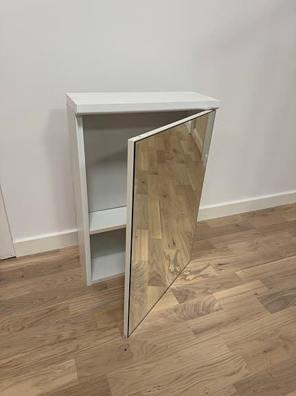 Väggskåp med spegeldörr vit