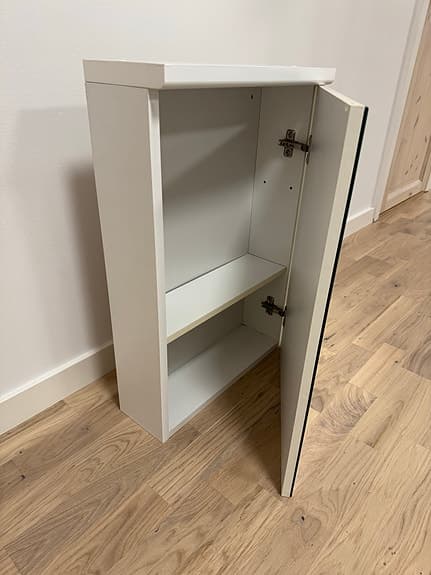 Väggskåp med spegeldörr vit