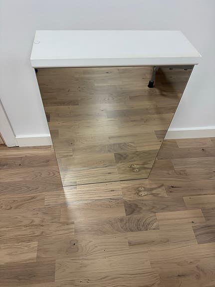 Väggskåp med spegeldörr vit