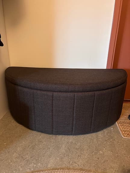 Hallmöbel Jysk Kappel sittbänk med förvaring halvmåneformad mörk tyg