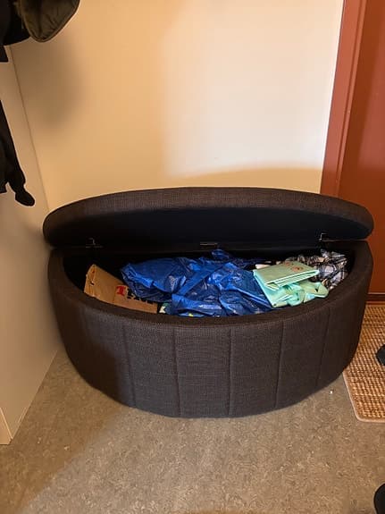 Hallmöbel Jysk Kappel sittbänk med förvaring halvmåneformad mörk tyg