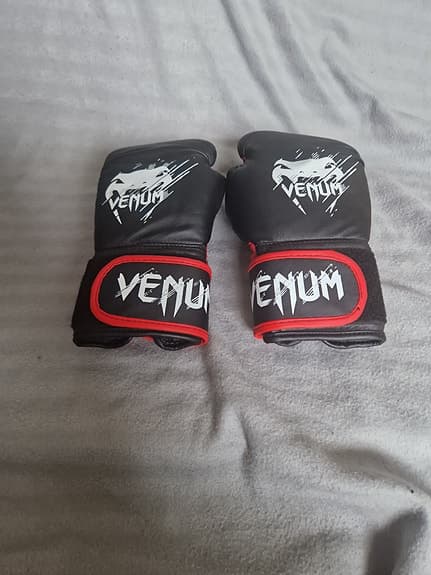 Venum boxhandskar 6 oz svart röd