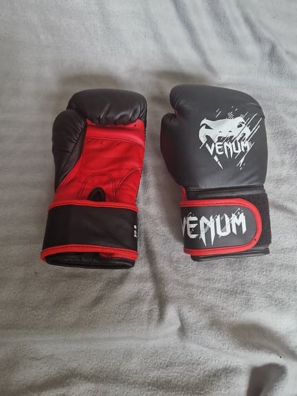 Venum boxhandskar 6 oz svart röd