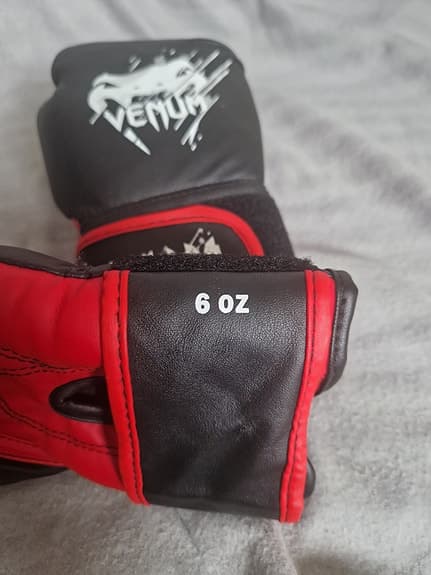 Venum boxhandskar 6 oz svart röd