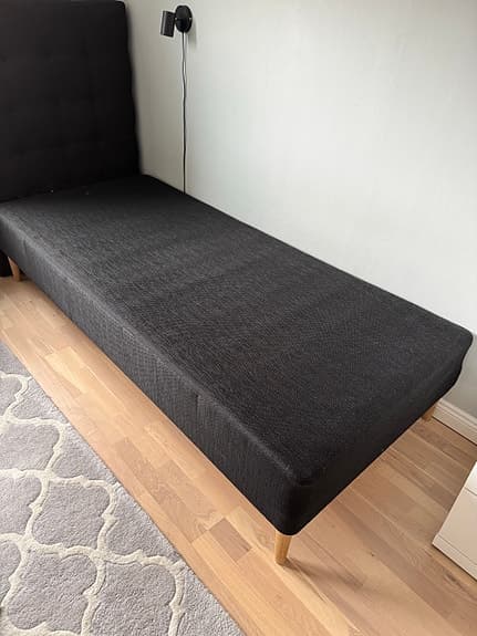 Jysk säng med resårmadrass svart,  90x200cm