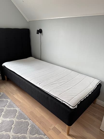 Jysk säng med resårmadrass svart,  90x200cm