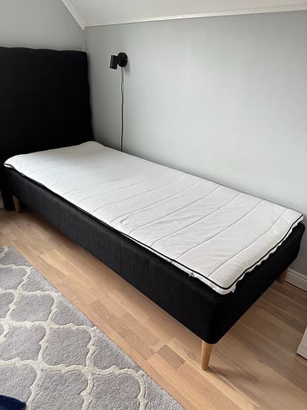 Jysk säng med resårmadrass svart,  90x200cm