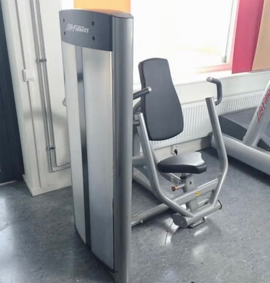 Life Fitness bröstpress träningsmaskin viktmagasin grå