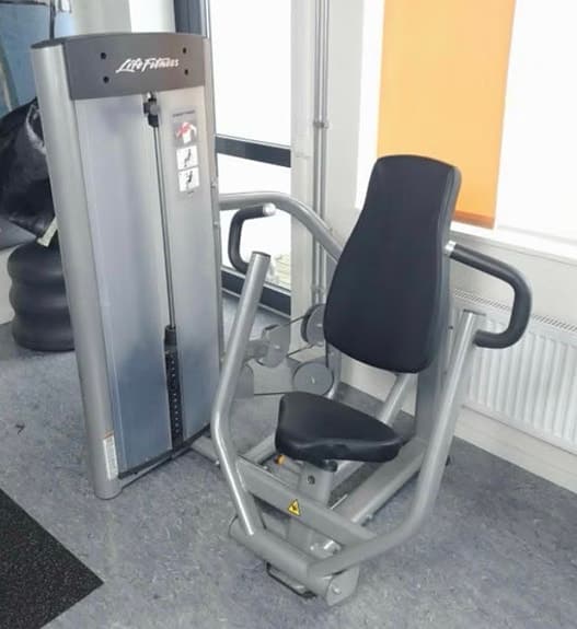Life Fitness bröstpress träningsmaskin viktmagasin grå