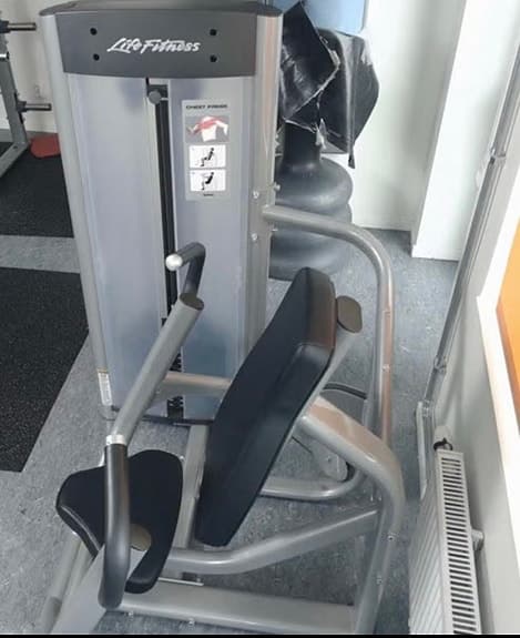 Life Fitness bröstpress träningsmaskin viktmagasin grå
