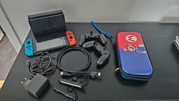 Nintendo Switch spelkonsol neon röd/blå och Mario-fodral