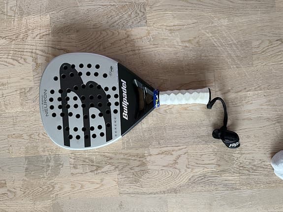 Bullpadel Neuron 2025 med hesacore. Padelracket