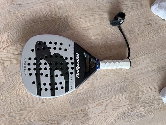 Bullpadel Neuron 2025 med hesacore. Padelracket